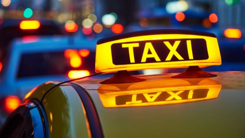 Cum arată taxiul cu minibar și karaoke care circulă prin Capitală