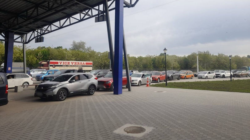 În atenția călătorilor: Trafic intens la două puncte de trecere