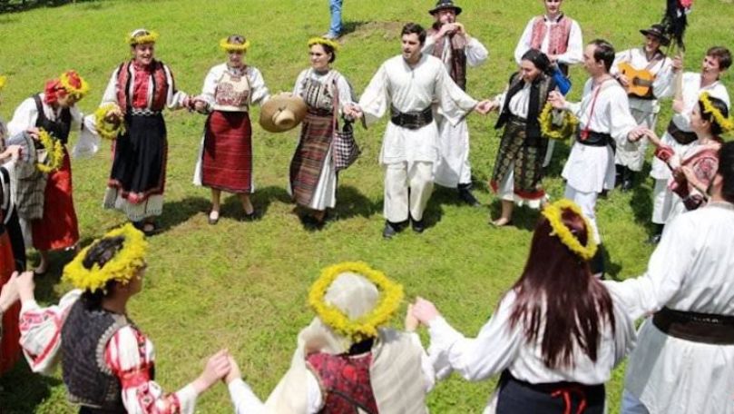 Peste 25 de colective au participat la festivalul Hora Sânzienelor