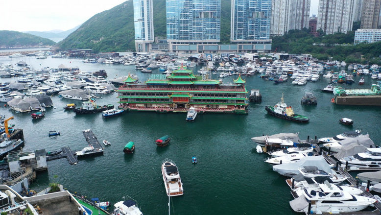 Faimos restaurant plutitor din Hong Kong, scos din port după 46 de ani