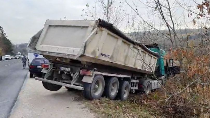 Grav accident la Cojușna: Un microbuz și un camion s-au ciocnit