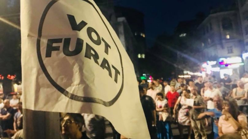 Oamenii au așternut plapume la Primărie: Vom protesta toată noaptea