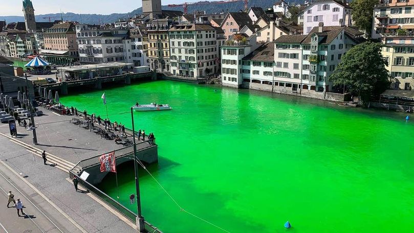 Râu din Elveţia, colorat în verde fosforescent de activişti ecologişti
