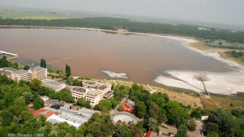 Fenomen ciudat în România: Apa unui lac a devenit portocalie