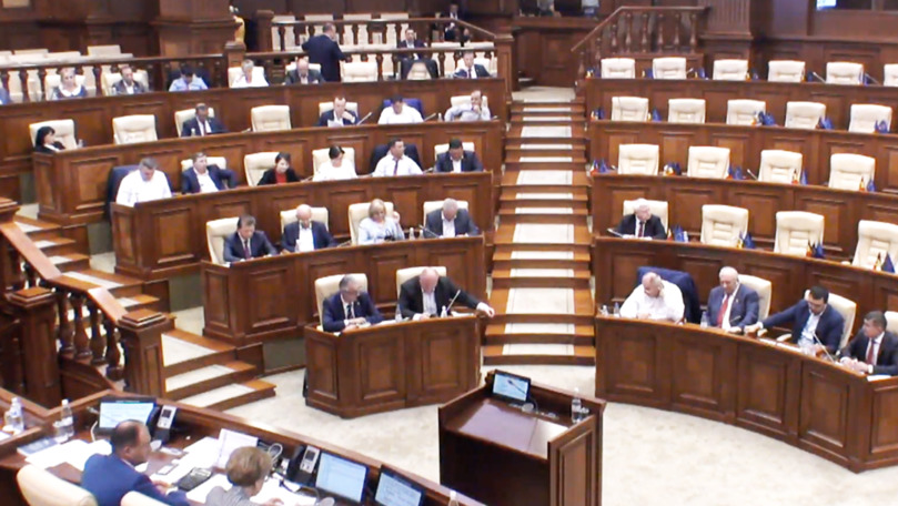 Постановление парламента о вводе моратория на приватизацию госимущества вступило в силу сегодня.
