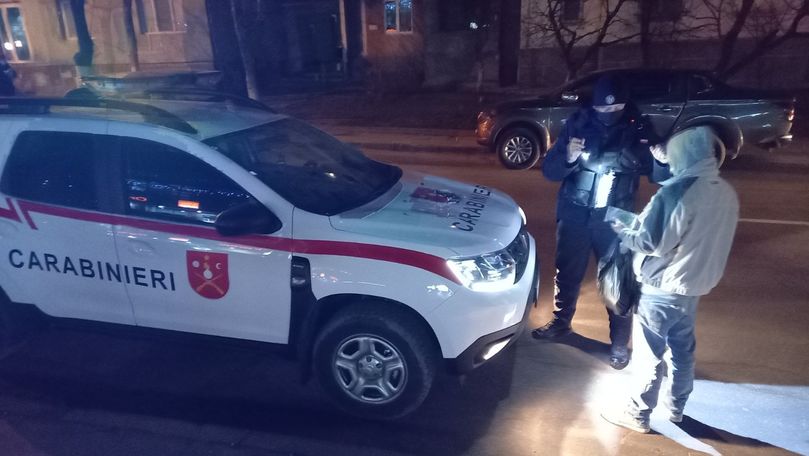 Doi tineri, prinși pe o stradă din sectorul Botanica cu droguri