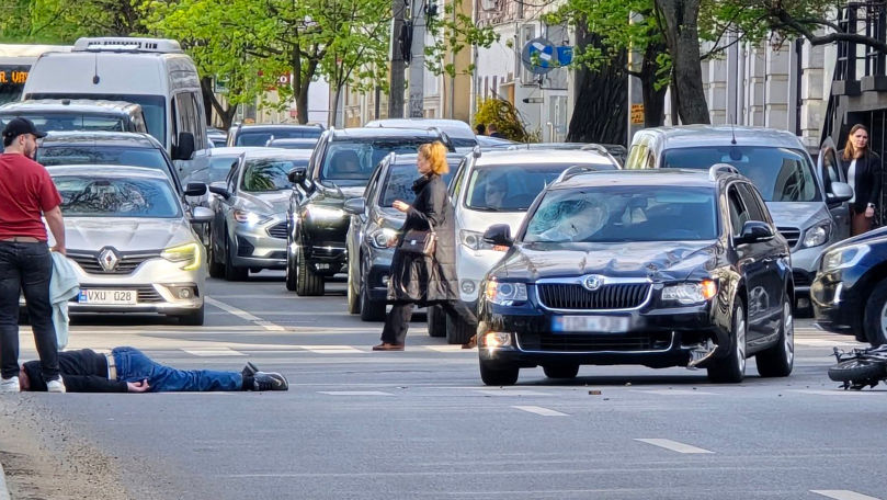 Un bărbat pe scuter, lovit în centrul Capitalei.