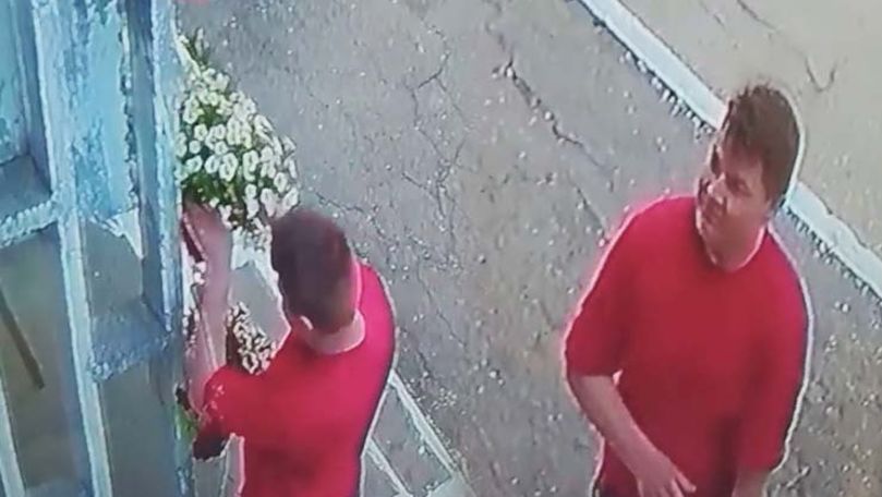 Tânăr, filmat în timp ce încearcă să fure flori din curtea unui bloc
