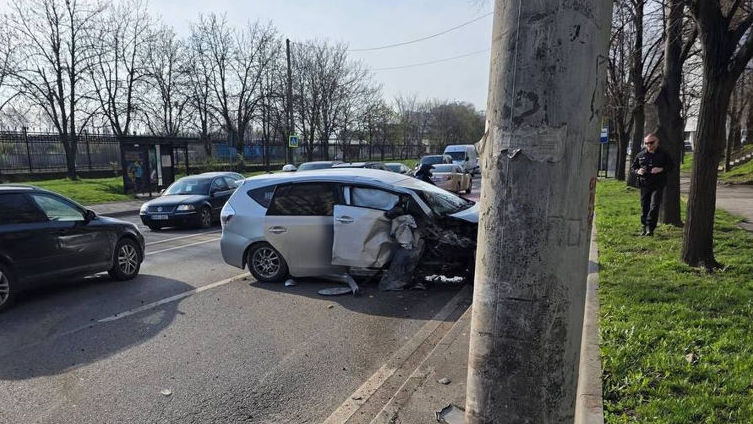 На улице Албишоара произошло ДТП: автомобиль врезался в столб.
