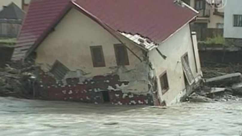 Из-за проливных дождей в Румынии под воду ушли улицы Галаца.