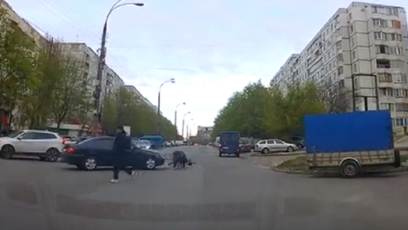 Biciclist din Chișinău, filmat cum este lovit de o mașină