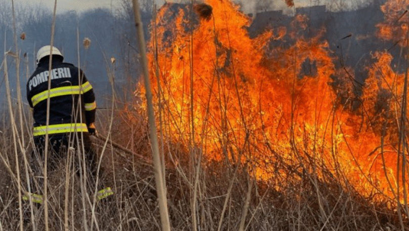 Incendiul de la Florești: Un pompier a fost internat în spital