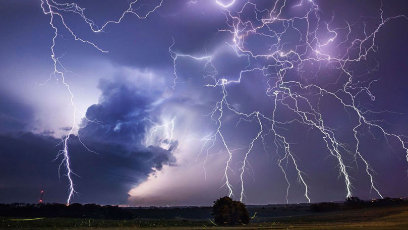 Ploi cu descărcări electrice și risc de inundații: Prognoza meteo