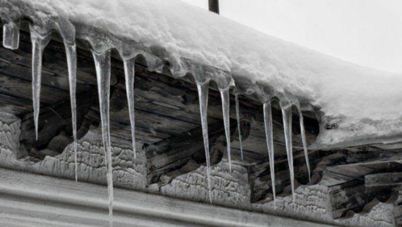 Cetățenii sunt îndemnați să înlăture zăpada și țurțurii de pe acoperiș