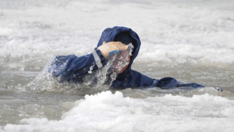 Scenariu: Doi tineri s-au prăbușit sub gheața fragilă a lacului