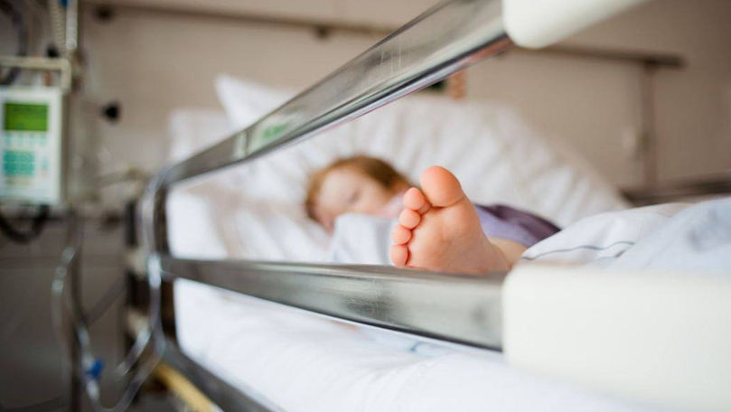 O fetiță de 11 luni a ajuns la spital, după ce a căzut de pe canapea