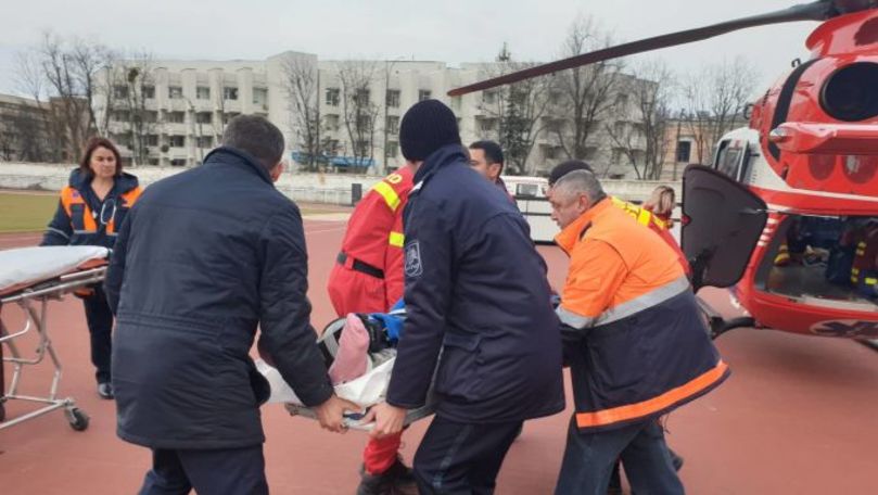 O minoră de 17 ani, adusă de la Iaşi la Chişinău cu un elicopter SMURD