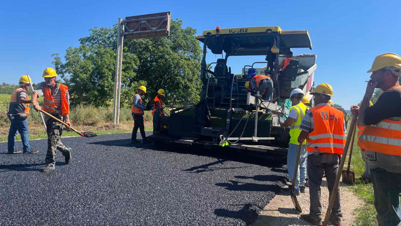 Drumarii aștern stratul de uzură pe drumul R33: Traficul, restricționat