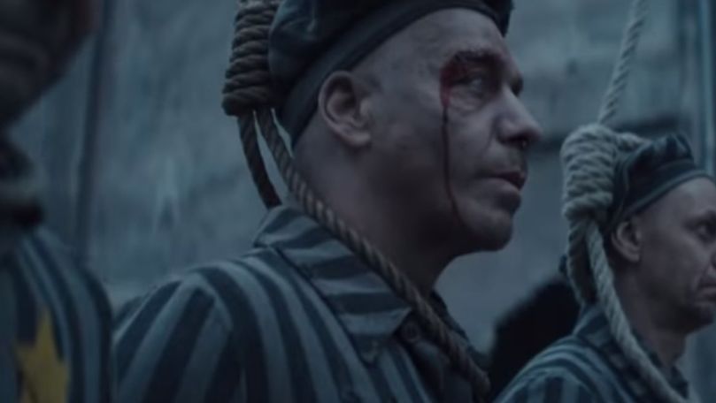 Самое большое возмущение в Германии вызвала сцена, в которой участники группы играют приговоренных к смерти узников концлагеря.