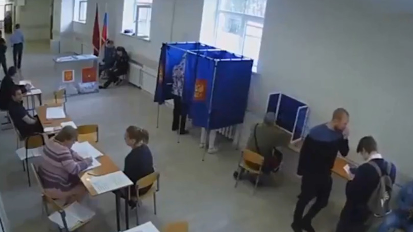 Observator din Rusia, filmat cum e lovit în secția de votare