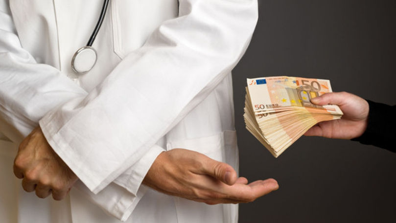 Un medic, trimis în judecată pentru corupție și trafic de influență