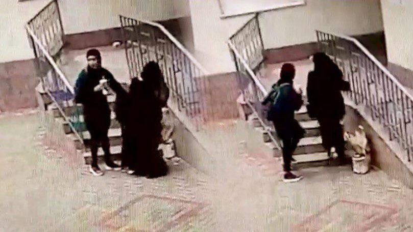 В Кишиневе женщины оставили пакеты с мусором на крыльце многоэтажки.