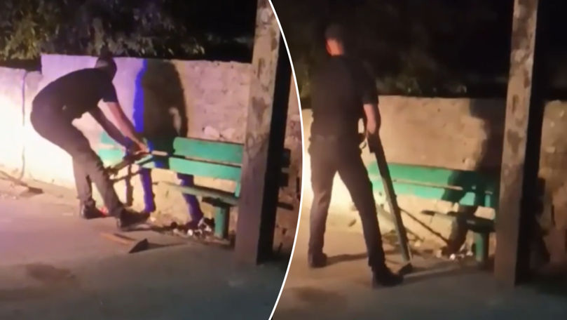 Imagini revoltătoare: Polițist, surprins cum distruge o bancă
