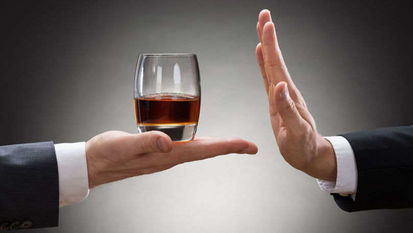 Alcool contrafăcut, vândut la colț de stradă: Autoritățile atenționează