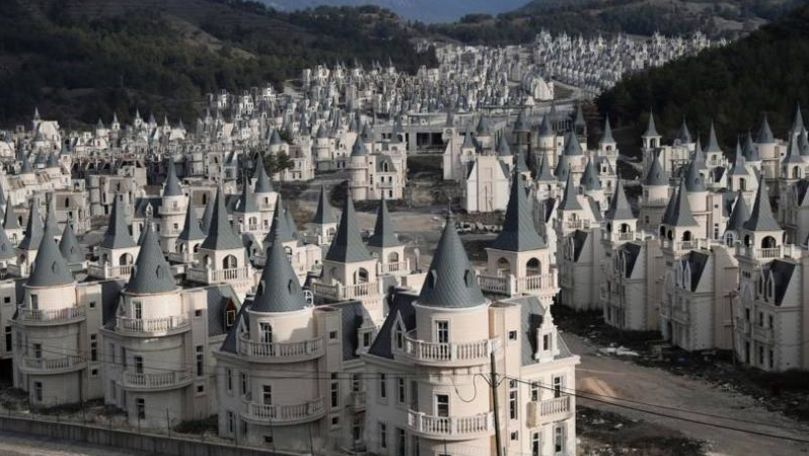 Orașul-fantomă cu peste 700 de castele de lux a ajuns în paragină