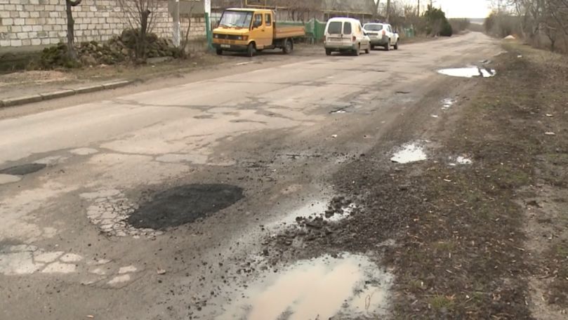 Drumarii din Ialoveni repară drumul cu picioarele. Ce spune primarul