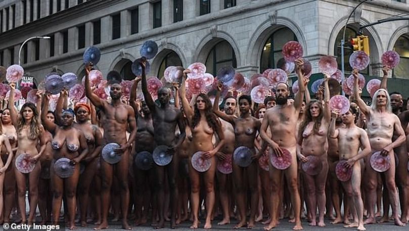 Protest nud în faţa sediului Facebook din New York