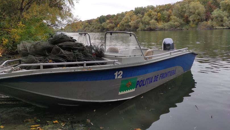 Pescuit ilegal la Olănești: Zeci de plase, scoase din apă de polițiști