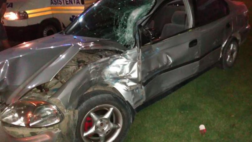 O mașină lovită de o autocisternă a fost proiectată într-un stâlp