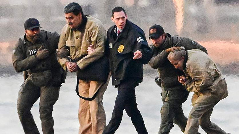 Власти США разрешили Венесуэеле оплатить юридические услуги для Мадуро.