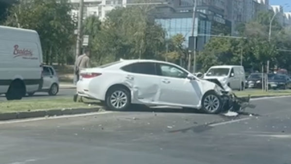 Accident în sectorul Botanica: Un șofer a fost transportat la spital