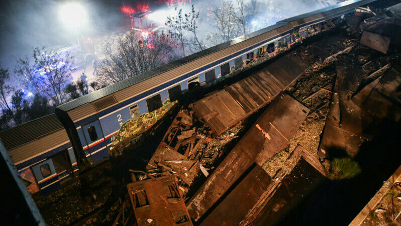 Două trenuri s-au ciocnit în Grecia: Cel puţin 32 de persoane au murit