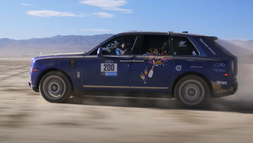 Кроссовер Rolls-Royce принял участие в женском ралли по пустыне.