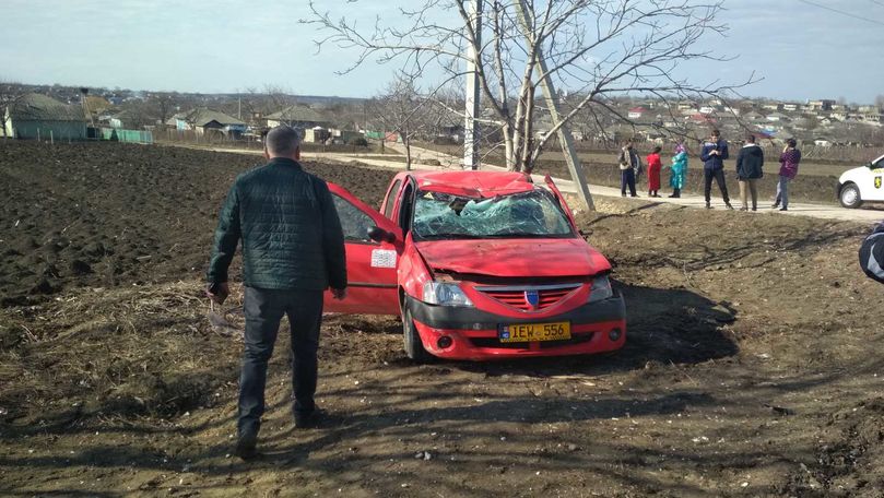 Mașină de taxi, oprită într-un copac la Fălești. Șoferul a murit pe loc