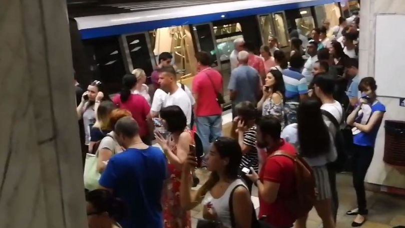 București: Panică la metrou. Un călător a pulverizat gaze în tren