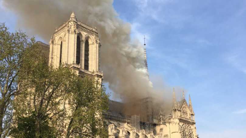 Săgeata Catedralei Notre-Dame, filmată cum se prăbușește în flăcări