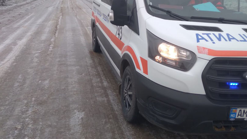 Trei ambulanțe cu pacienți, blocate pe trasee din cauza poleiului