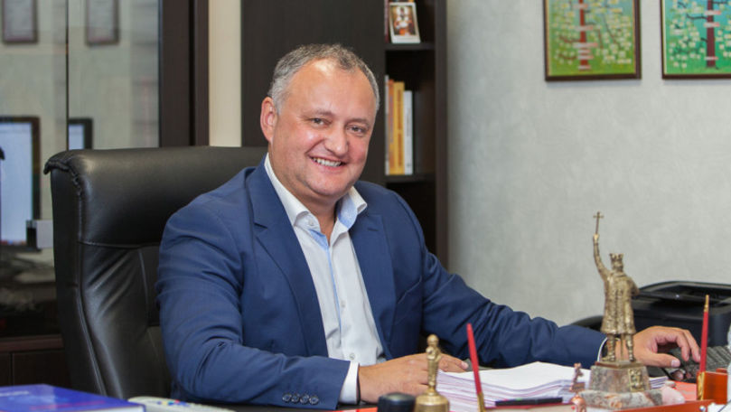 Dodon, surprins la Președinție cu un dar de la un sculptor