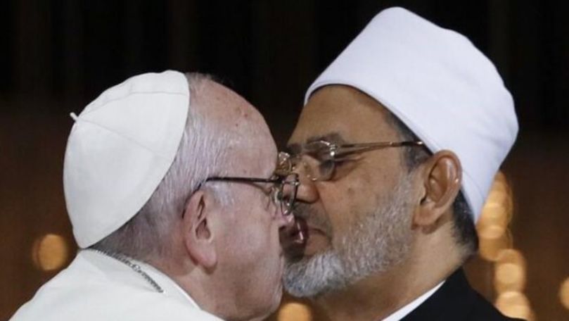 Papa l-a sărutat pe un preot musulman în Emiratele Arabe