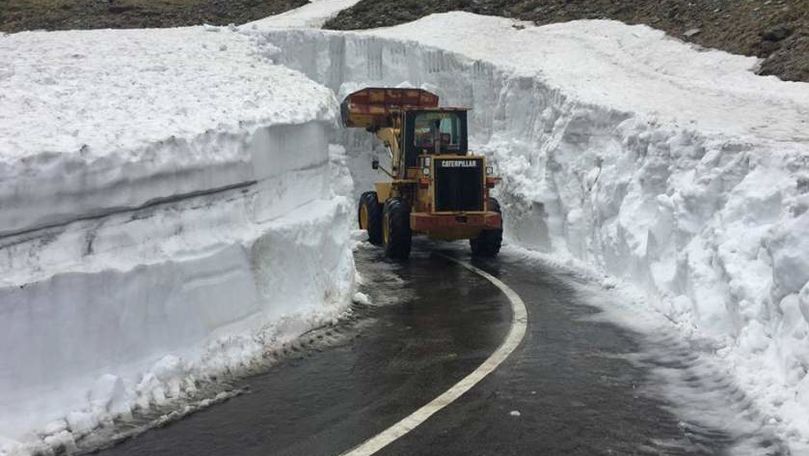 Zăpadă de 7 metri în România. Drumarii intervin pe Transfăgărăşan