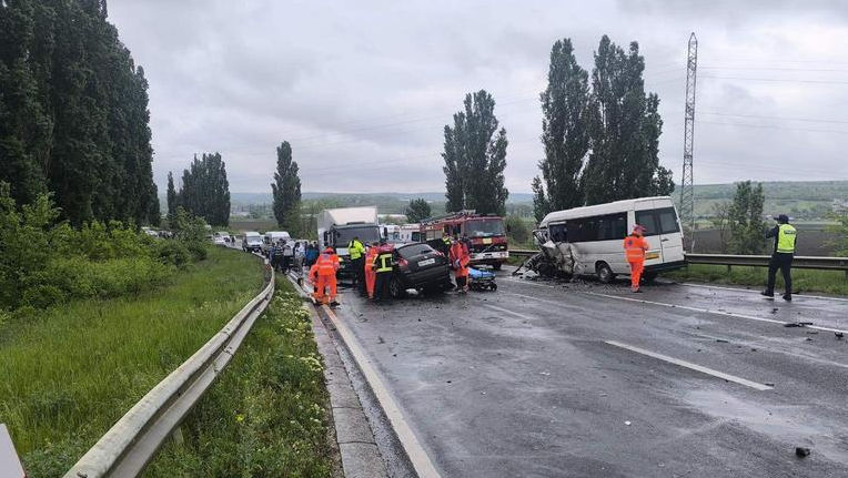 Detalii despre accidentul de la Ialoveni: 3 echipe de medici, implicate