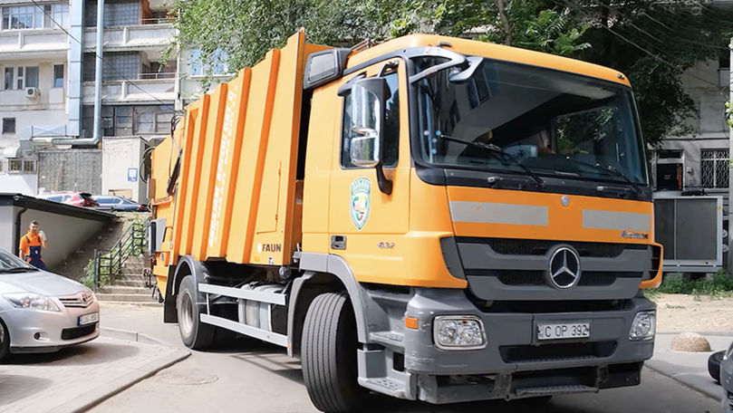 Ce salarii au şoferii camioanelor care transportă gunoi în Chişinău