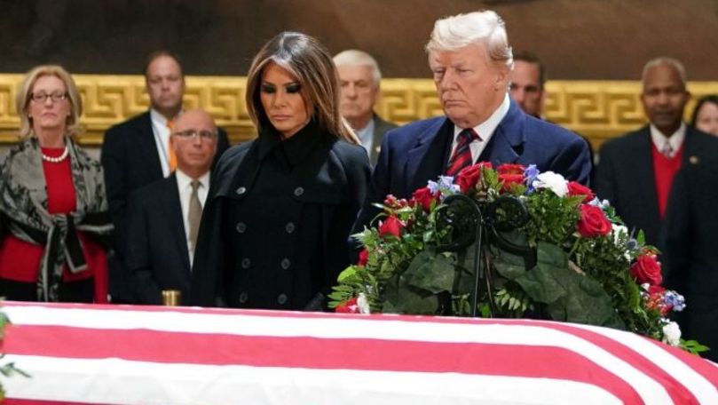 Donald Trump s-a întâlnit cu familia Bush înainte de funeralii