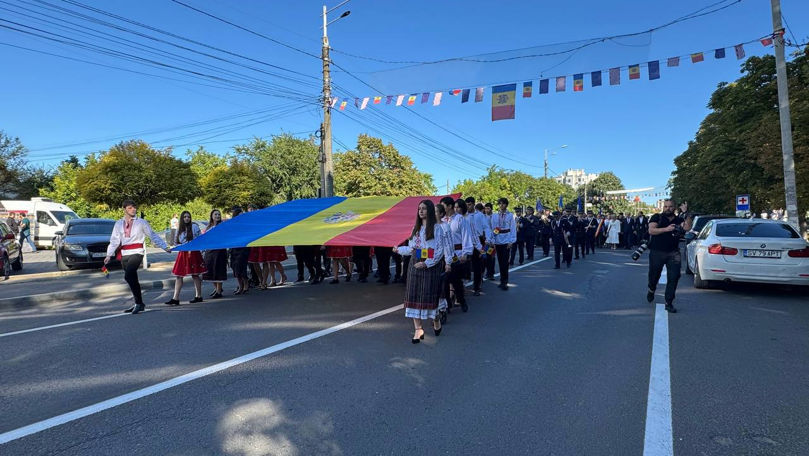 Ziua Independenței, marcată la Ialoveni cu tricolor, fanfară și flori
