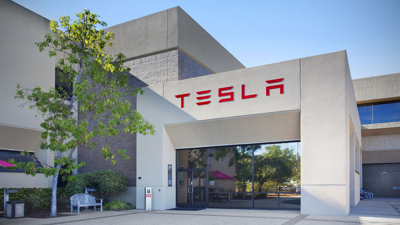 Tesla suspendă producţia la fabrica de autovehicule din California