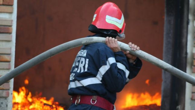O construcție, cuprinsă de flăcări în Capitală: Pompierii au intervenit